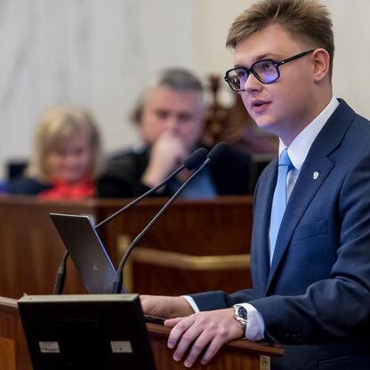 Młodzieżowy Sejmik Województwa Śląskiego uczcił pamięć Tragedii Górnośląskiej. (wygenerowano przez AI)