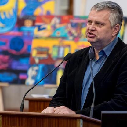 Podczas sesji Młodzieżowego Sejmiku Województwa Śląskiego uczestniczył poseł Piotr Stach, przypominając o tragicznych wydarzeniach z okresu Tragedii Górnośląskiej. (wygenerowano przez AI)