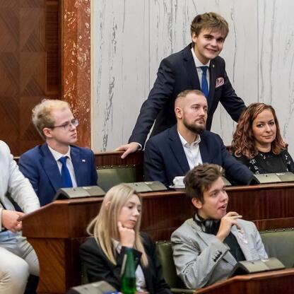 Zebrała się grupa parlamentarzystów w formalnym zjeździe, upamiętniając Tragedię Górnośląską. (wygenerowano przez AI)