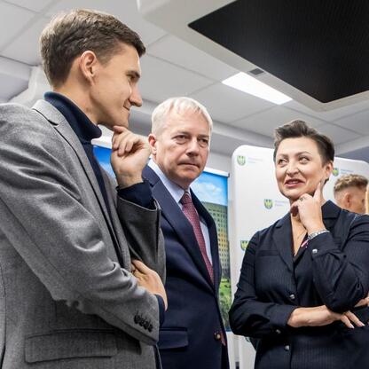 Marszałek Wojciech Saługa omawia z kolegami inwestycje w szpital im. św. Barbary w Sosnowcu. (wygenerowano przez AI)