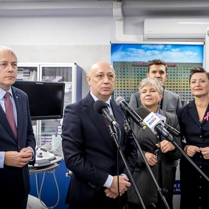 Marszałek Wojciech Saługa i dyrektor Krzysztof Kowalik podczas konferencji prasowej o inwestycjach w szpital im. św. Barbary w Sosnowcu. (wygenerowano przez AI)