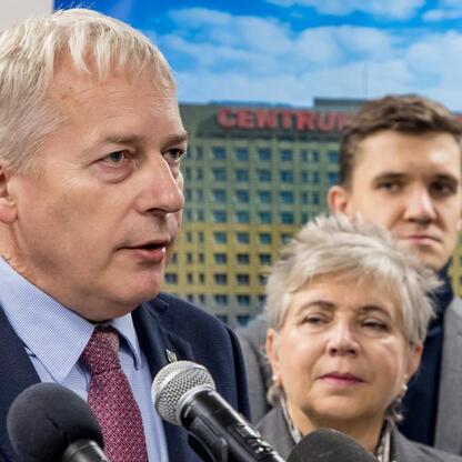 Marszałek Wojciech Saługa prowadzi konferencję prasową w Sosnowcu, podkreśla znaczenie inwestycji w szpital im. św. Barbary. (wygenerowano przez AI)