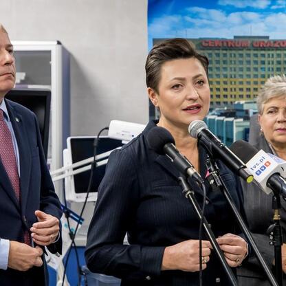Wojciech Saługa, Marszałek Województwa Śląskiego, przemawia na konferencji prasowej o inwestycjach w szpital im. św. Barbary w Sosnowcu. (wygenerowano przez AI)