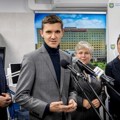 Wojciech Saługa, Marszałek Województwa Śląskiego, podczas konferencji prasowej o inwestycjach w szpital im. św. Barbary w Sosnowcu. (wygenerowano przez AI)