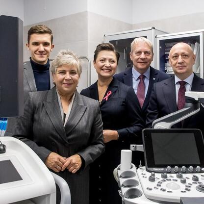 Grupa profesjonalistów w kontekście nowoczesnych technologii medycznych. (wygenerowano przez AI)