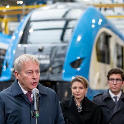 Wicemarszałek Leszek Pietraszek i marszałek Wojciech Saługa omawiają porozumienie wsparcia dla górników w Silesia. (wygenerowano przez AI)