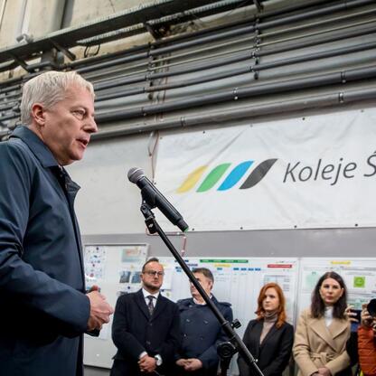 Marszałek Wojciech Saługa przemawia na konferencji o współpracy między Polską Grupą Górniczą, Kolejami Śląskimi i Synercom Usługami Wspólnymi. (wygenerowano przez AI)