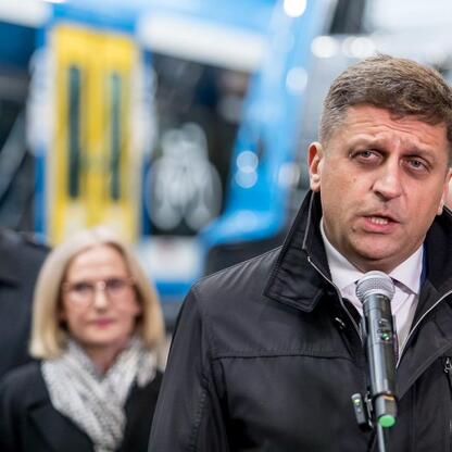 Wicemarszałek Leszek Pietraszek przemawia na konferencji o współpracy PGG, Kolei Śląskich i Synercom Usługi Wspólne. (wygenerowano przez AI)