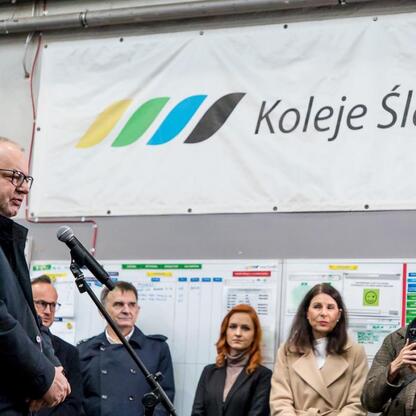 Zwrotka do partnerstwa między Kolejami Śląskimi a Polską Grupą Górniczą, wspierającą przeniesienie pracowników z branży górniczej do sektora kolejowego. (wygenerowano przez AI)