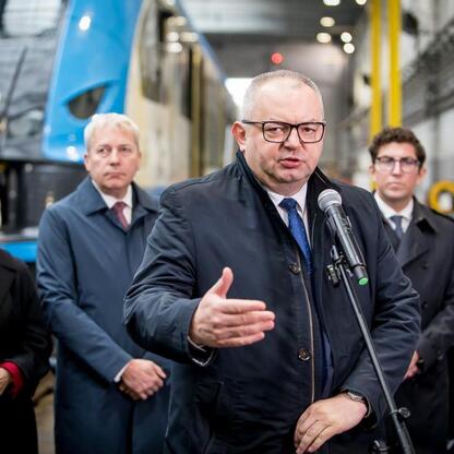 Marszałek Wojciech Saługa przemawia na konferencji prasowej w Śląskim Centrum Kultury w Katowicach. (wygenerowano przez AI)