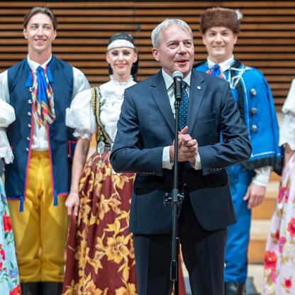 Jubileuszowy koncert dla seniorów w Katowicach, Wojciech Saługa przemawia, Zespół Pieśni i Tańca 