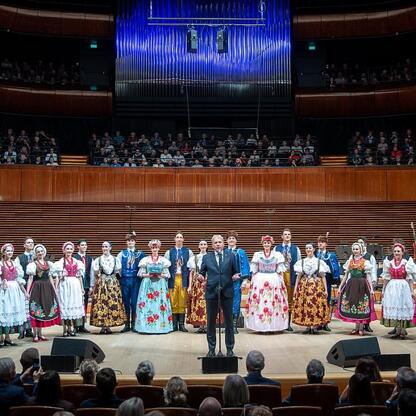 Jubileuszowy koncert UTW w NOSPR, Śląsk w tradycyjnych strojach. (wygenerowano przez AI)