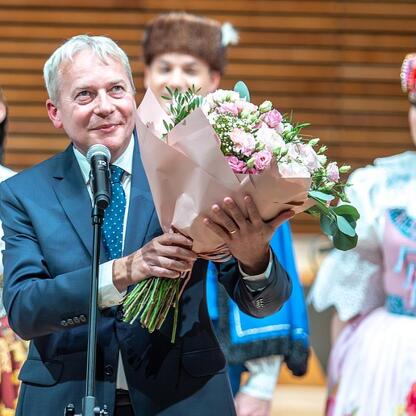 Wojciech Saługa, Marszałek Województwa Śląskiego, przemawia na jubileuszowym koncercie dla seniorów w Katowicach. (wygenerowano przez AI)