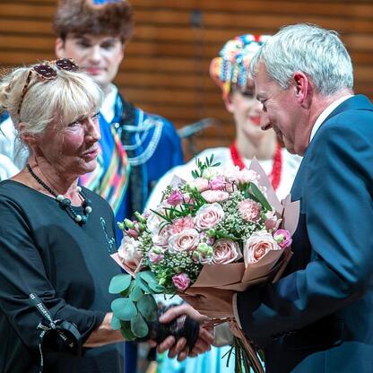 Zaproszenie na jubileuszowy koncert UTW w Katowicach, gdzie seniorzy uczestniczą w aktywnym życiu społecznym i kulturalnym. (wygenerowano przez AI)