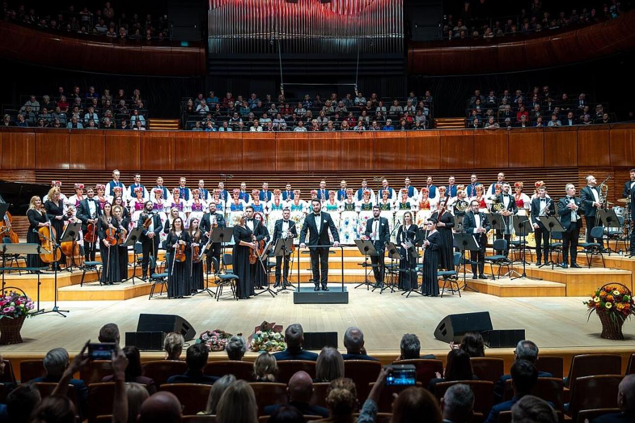 Jubileuszowy koncert dla seniorów w NOSPR, Śląsk. (wygenerowano przez AI)