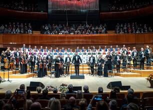 Jubileuszowy koncert dla seniorów w NOSPR, Śląsk. (wygenerowano przez AI)