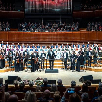 Jubileuszowy koncert UTW w NOSPR Hall, Śląsk na scenie, publiczność w tle. (wygenerowano przez AI)