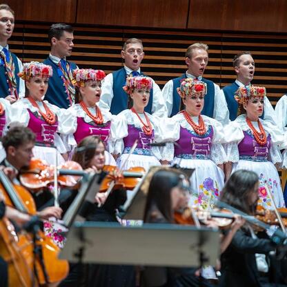 Jubileuszowy koncert seniorów w NOSPR, Śląsk i orkiestra. (wygenerowano przez AI)