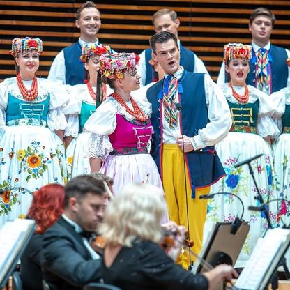Jubileuszowy koncert dla seniorów w NOSPR, Śląsk w tradycyjnych strojach. (wygenerowano przez AI)