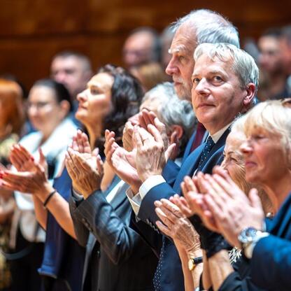 Jubileuszowy koncert dla seniorów w NOSPR, Śląsk Rada Seniorów i parlamentarzyści uczestniczą. (wygenerowano przez AI)