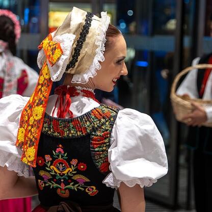 Jubileuszowy koncert seniorów w NOSPR, Śląsk. (wygenerowano przez AI)