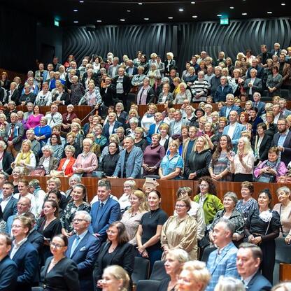 Jubileuszowy koncert dla seniorów w NOSPR, Katowice, Śląsk (wygenerowano przez AI)