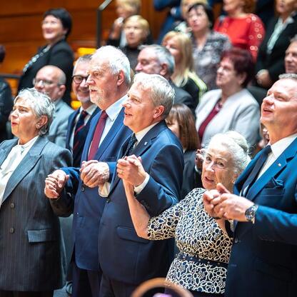 Jubileuszowy koncert dla seniorów w NOSPR, Śląsk. (wygenerowano przez AI)