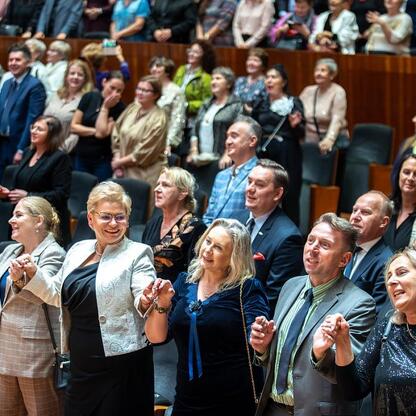 Jubileuszowy koncert dla seniorów w NOSPR, Katowice, Polska. (wygenerowano przez AI)