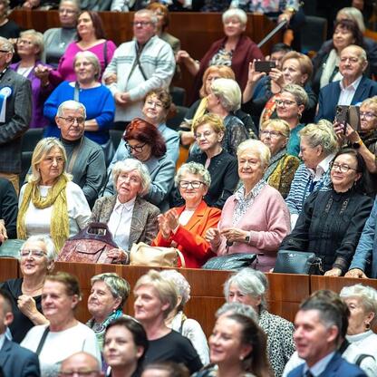 Jubilatki w NOSPR: Seniorzy śpiewają i tańczą w hołdzie dla UTW. (wygenerowano przez AI)