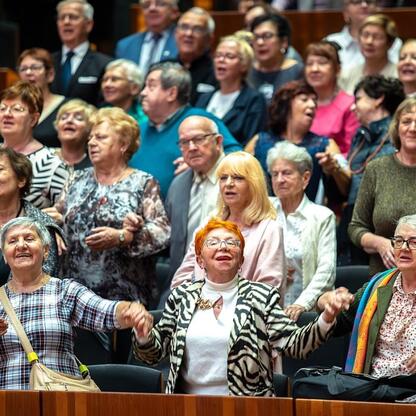 Jubileuszowy koncert dla seniorów w Katowicach, uczczenie 50-lecia UTW. (wygenerowano przez AI)