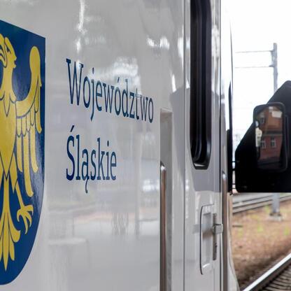Nowe pociągi dla Kolei Śląskich, finansowane z unijnych funduszy. (wygenerowano przez AI)