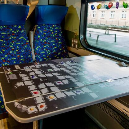 Nowoczesne wnętrze pociągu Impuls 2, modernizacja sieci kolejowej Śląska. (wygenerowano przez AI)