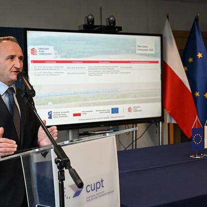 Grzegorz Boski, wicemarszałek województwa śląskiego, przemawia na konferencji prasowej w Warszawie, podpisując umowy na dofinansowanie zakupu nowych pociągów dla Kolei Śląskich. (wygenerowano przez AI)