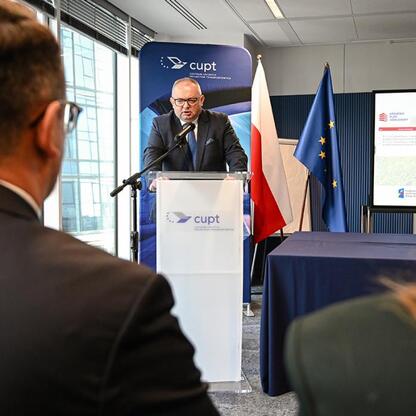 Podczas uroczystości podpisania umów na dofinansowanie zakupu nowych pociągów dla Kolei Śląskich w Warszawie. (wygenerowano przez AI)
