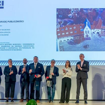 Wicemarszałek Leszek Pietraszek wręcza nagrody laureatom konkursu 