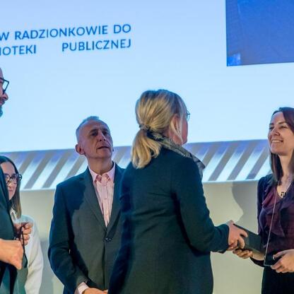 Wicemarszałek Leszek Pietraszek wręcza nagrodę zwycięzcom konkursu 