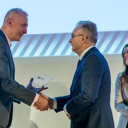 Wicemarszałek Leszek Pietraszek wręcza nagrody laureatom konkursu Najlepsza Przestrzeń Publiczna Województwa Śląskiego. (wygenerowano przez AI)
