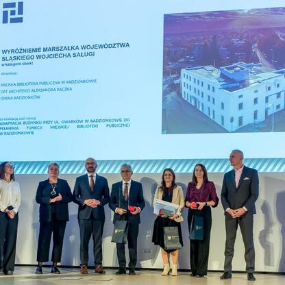 Wicemarszałek Leszek Pietraszek wręcza nagrody laureatom konkursu Najlepsza Przestrzeń Publiczna Województwa Śląskiego. (wygenerowano przez AI)