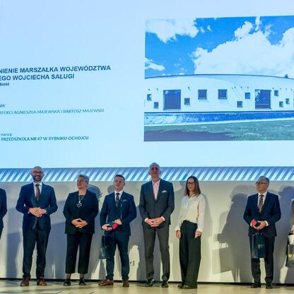 Wicemarszałek Leszek Pietraszek wręcza nagrody laureatom konkursu Najlepsza Przestrzeń Publiczna Województwa Śląskiego. (wygenerowano przez AI)