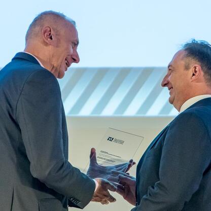 Wicemarszałek Leszek Pietraszek wręcza nagrodę laureatom konkursu Najlepsza Przestrzeń Publiczna Województwa Śląskiego. (wygenerowano przez AI)