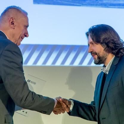 Wicemarszałek Leszek Pietraszek wręcza nagrody laureatom konkursu Najlepsza Przestrzeń Publiczna Województwa Śląskiego. (wygenerowano przez AI)