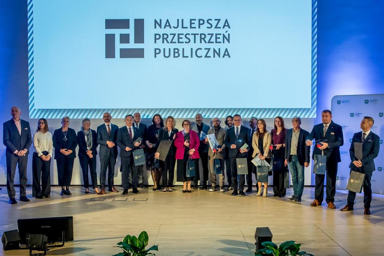 Wicemarszałek Leszek Pietraszek wręcza nagrody laureatom konkursu Najlepsza Przestrzeń Publiczna Województwa Śląskiego. (wygenerowano przez AI)