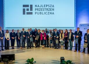 Wicemarszałek Leszek Pietraszek wręcza nagrody laureatom konkursu Najlepsza Przestrzeń Publiczna Województwa Śląskiego. (wygenerowano przez AI)
