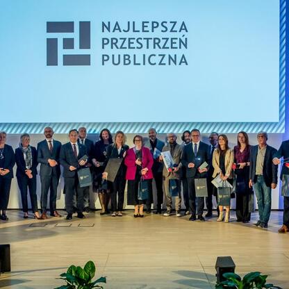 Wicemarszałek Leszek Pietraszek wręcza nagrody laureatom konkursu Najlepsza Przestrzeń Publiczna Województwa Śląskiego. (wygenerowano przez AI)