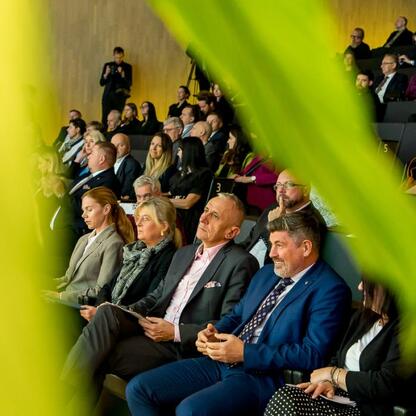 Wicemarszałek Leszek Pietraszek wręcza nagrody zwycięzcom konkursu Najlepsza Przestrzeń Publiczna Województwa Śląskiego w Muzeum Śląskim w Katowicach. (wygenerowano przez AI)