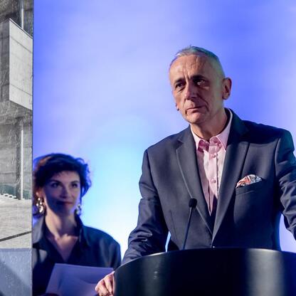 Wicemarszałek Leszek Pietraszek przekazuje nagrody laureatom konkursu Najlepsza Przestrzeń Publiczna Województwa Śląskiego. (wygenerowano przez AI)
