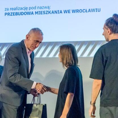 Wicemarszałek Leszek Pietraszek wręcza nagrody laureatom konkursu Najlepsza Przestrzeń Publiczna Województwa Śląskiego. (wygenerowano przez AI)