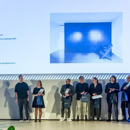 Wicemarszałek Leszek Pietraszek wręcza nagrody laureatom konkursu Śląskie Architecture of the Year, uczestniczącym w 31. edycji. (wygenerowano przez AI)