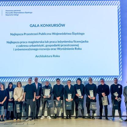 Grupa ludzi nagradzana podczas Silesia Public Space Award Gala w Muzeum Śląskim w Katowicach. (wygenerowano przez AI)