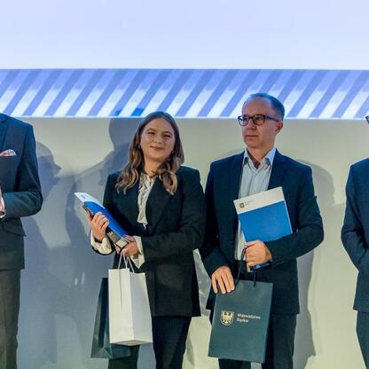 Wicemarszałek Leszek Pietraszek wręcza nagrody laureatom konkursu Najlepsza Przestrzeń Publiczna Województwa Śląskiego. (wygenerowano przez AI)